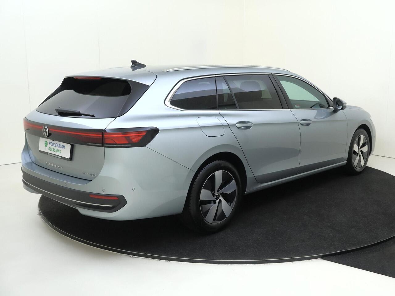 Volkswagen PASSAT Variant 1.5 eHybrid Business | SoH 100% | Trekhaak | Head-up display | Dodehoek detectie | Stoel- en stuurwielverwarming | Parkeerassistent | Navigatie | Adaptieve cruise control | Achteruitrijcamera |