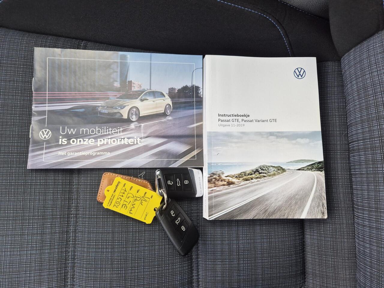 Volkswagen PASSAT Variant 1.4 TSI DSG6 GTE Business Automaat / Dealer onderhouden / Pack Adventure / Trekgewicht 1600 kg / Elektrisch wegklapbare trekhaak / Glazen schuif- en kanteldak / Elektrische achterklep / Achteruitrijcamera / Keyless Entry/Start / Stoelverwarming /