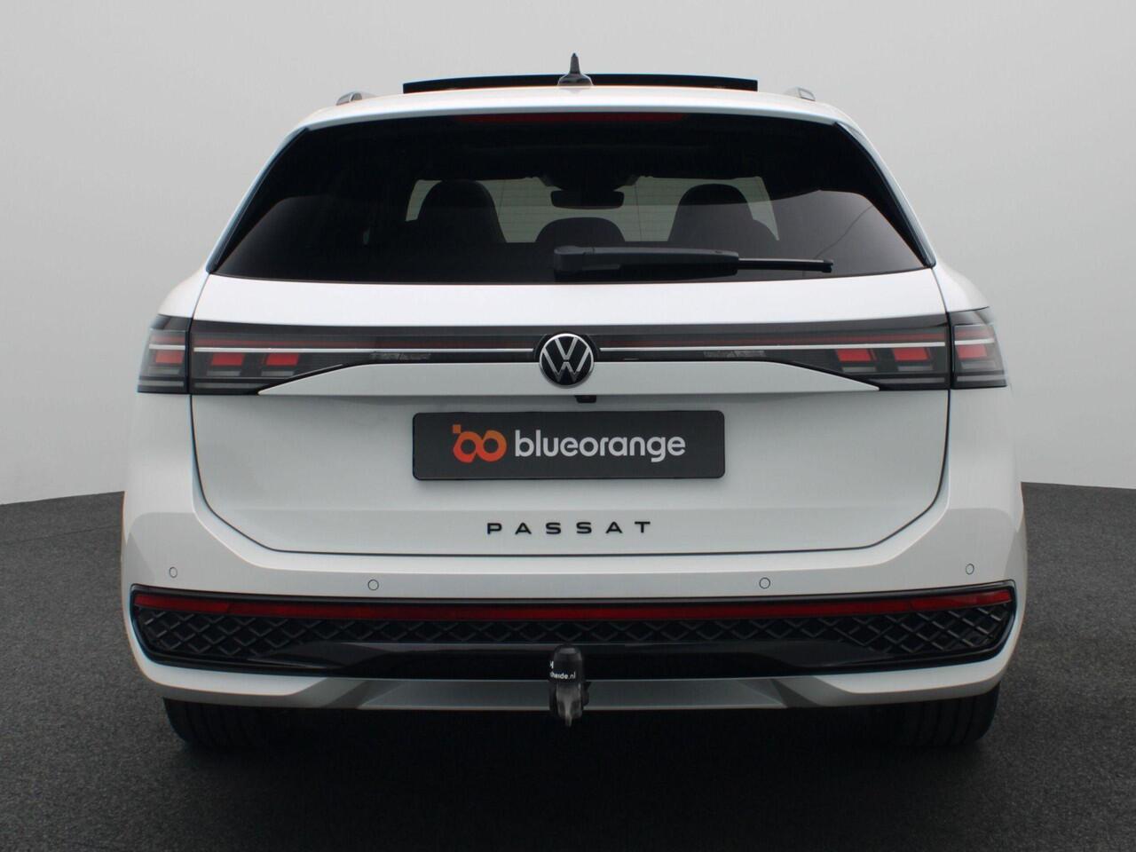 Volkswagen PASSAT Variant 1.5 eHybrid R-Line Business 272PK Trekhaak, 360 graden Camera, DCC, Harman & Kardon, Head-up Display, Leeds 19", Panoramadak, Elek. achterklep, LED-Matrix, Side assist, Keyless, Stoelverwarming voor + achter, Stuurwielverwarming