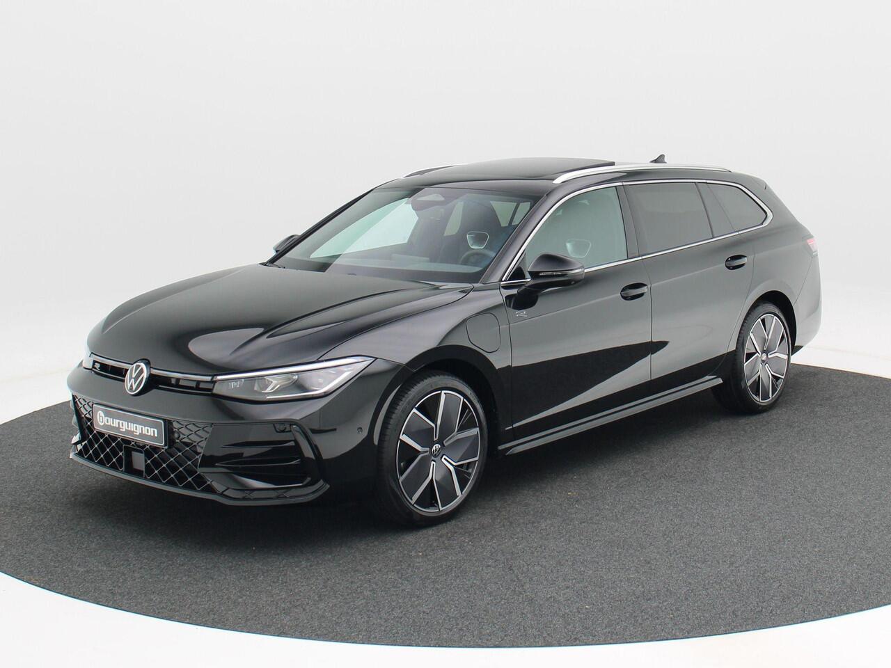 Volkswagen PASSAT R-Line Edition 1.5 eHybrid 204 PK | Panoramadak | Trekhaak | 360 Camera | Sportstoelen | Stoel- & Stuurverwarming |