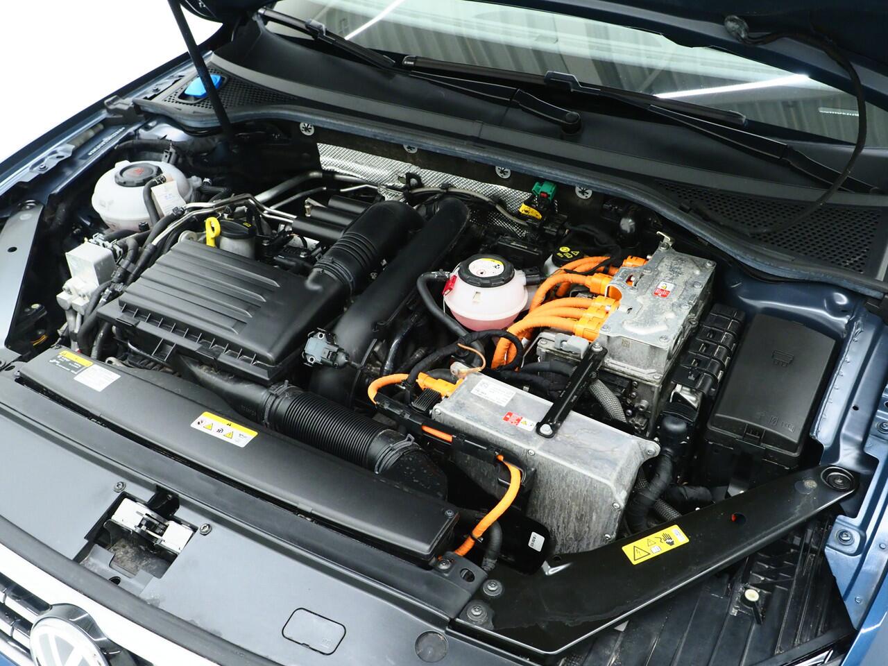 Volkswagen PASSAT Variant 1.4 TSI PHEV GTE R-Line | Panoramadak | Trehaak | Dynaudio | Massage | 360 | Head Up | Keyless