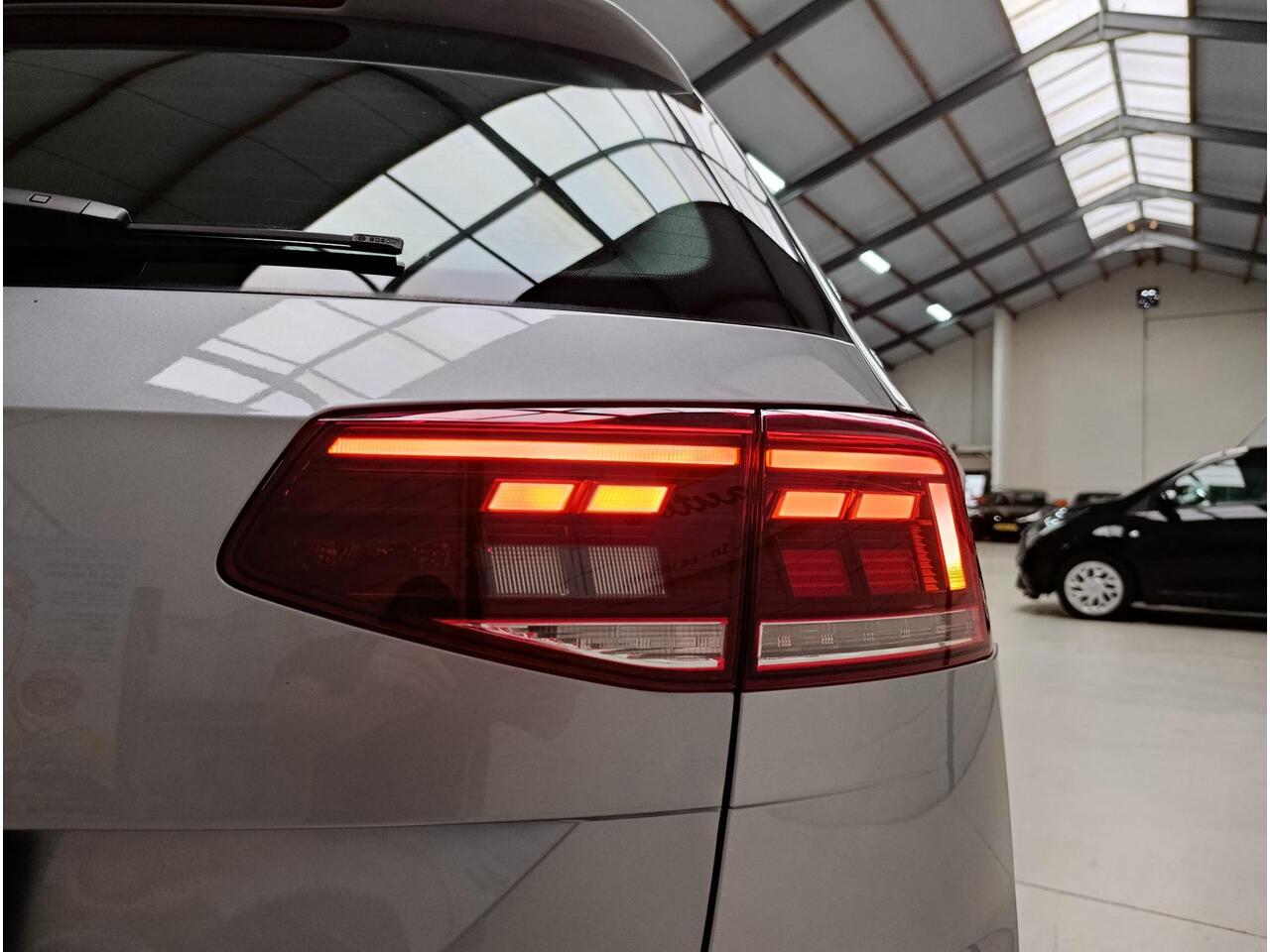 Volkswagen PASSAT Variant 1.5 TSI Business Ecc | Pdc | virual cockpit | Trekhaak