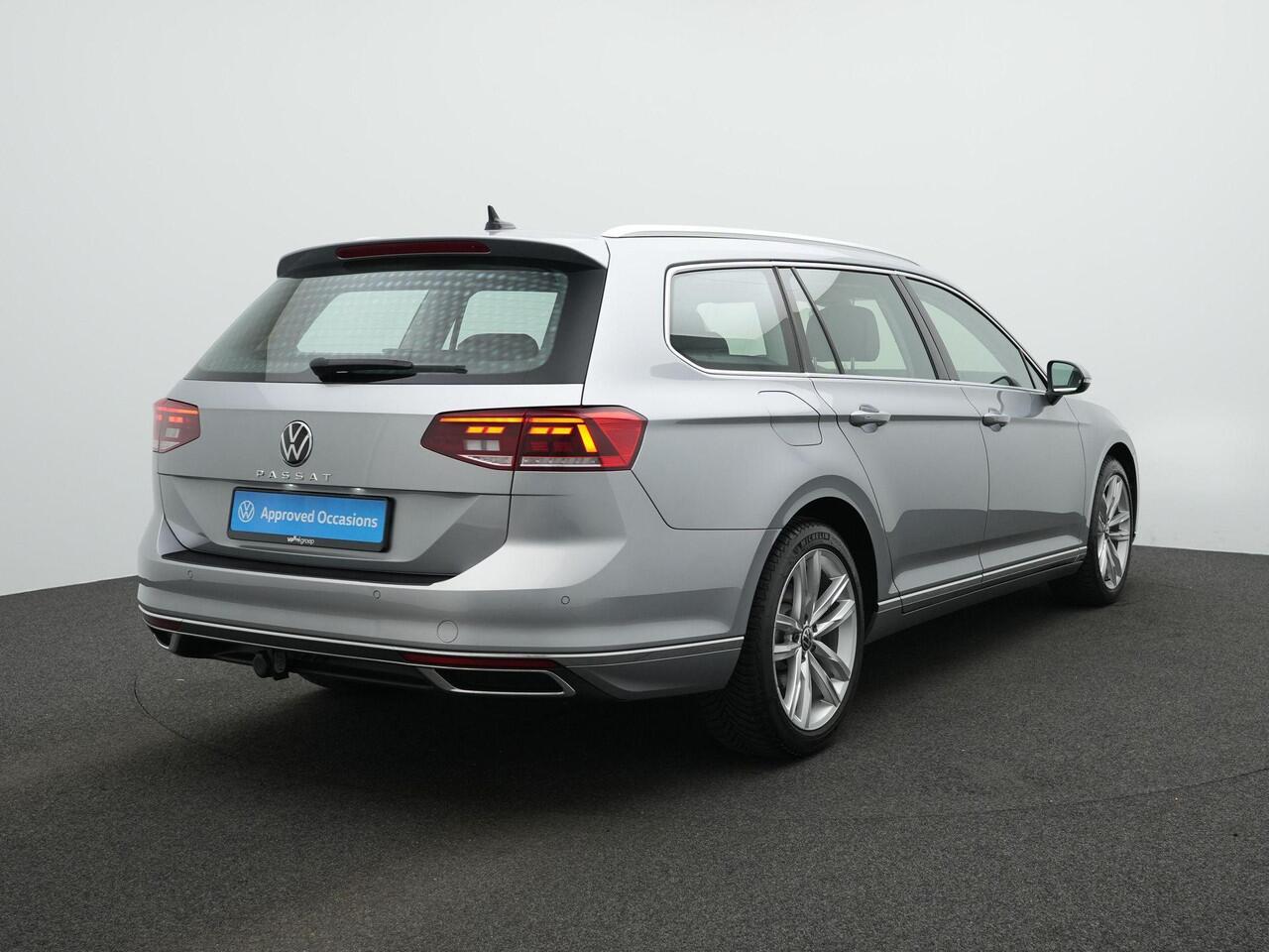 Volkswagen PASSAT Variant 1.5 TSI 150 pk DSG Elegance | Trekhaak | Head-up display | Leder/alcantara | Achteruitrijcamera