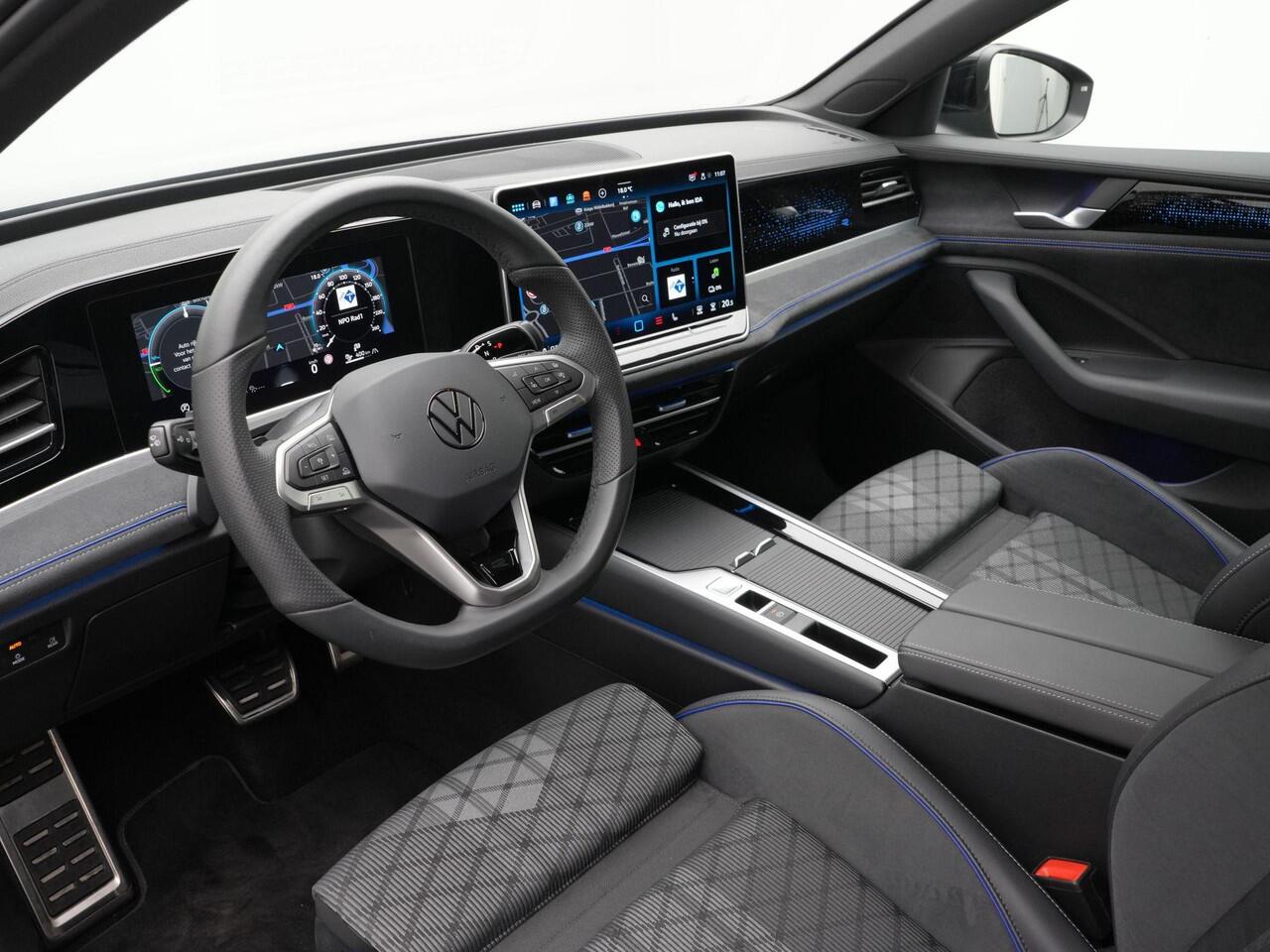 Volkswagen PASSAT Variant 1.5 eHybrid 272 pk DSG R-Line Edition | Trekhaak | IQ Light | Adaptive Cruise | Park Assist | ErgoActive voorstoelen | Black Style Pakket | 19 inch