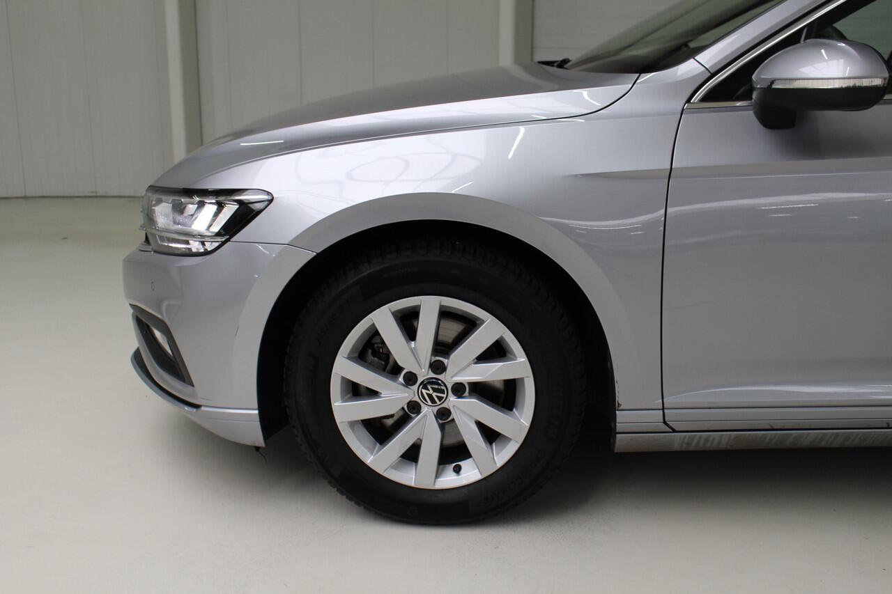 Volkswagen PASSAT Variant 1.5 TSI Business DSG Automaat Navigatie | Climate Control | Parkeersensoren | Lichtmetalen velgen