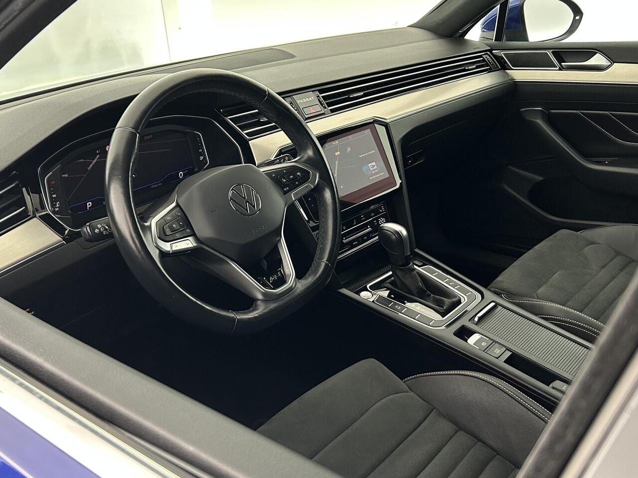 Volkswagen PASSAT Variant 1.5 TSI R-Line Business + Trekhaak Camera Keyless Stoelverwarming Virtual Cockpit Navigatie