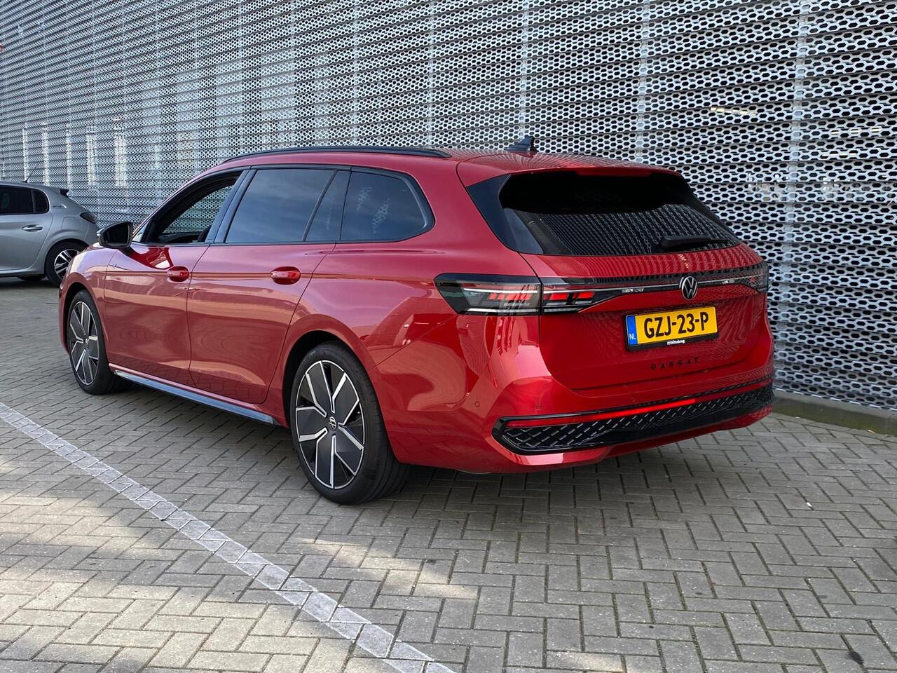 Volkswagen PASSAT Variant 1.5 eTSI 150 PK DSG R-Line Edition / Vollederen R-Line Bekleding / Head Up Display / Harman Kardon / Panoramadak /