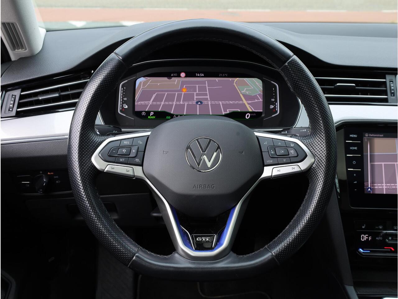 Volkswagen PASSAT Variant GTE 1.4 TSI PHEV 218PK | Panodak | Virtual | Keyless | Camera | Trekhaak | Stoel&Stuurverwarming |