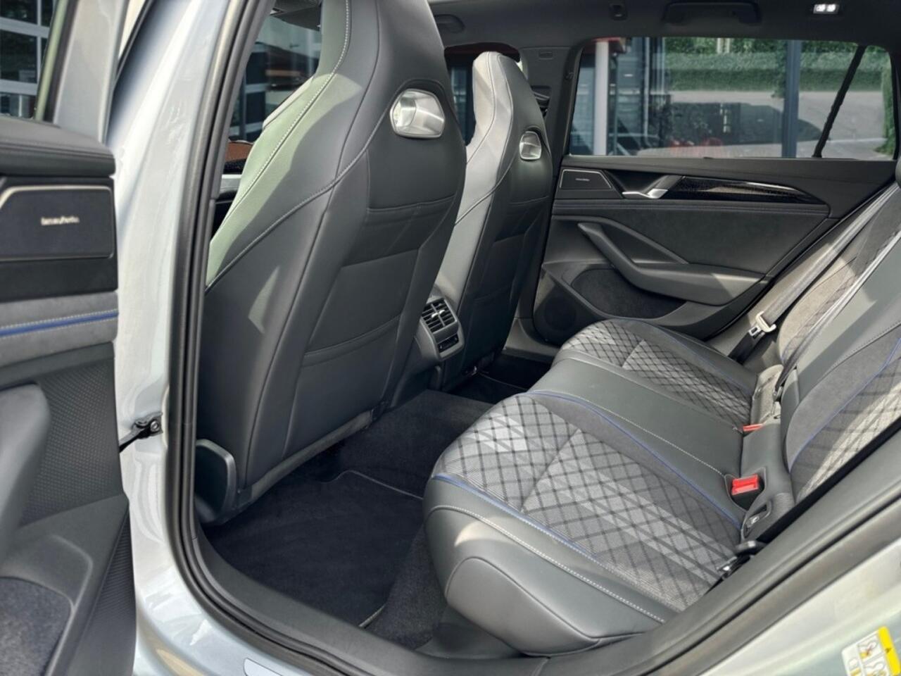 Volkswagen PASSAT 1.5 TSI DSG GTE R-LINE PANO-DAK/TREKHAAK/360-CAMERA/HenK/NAVI/ACC/HUD