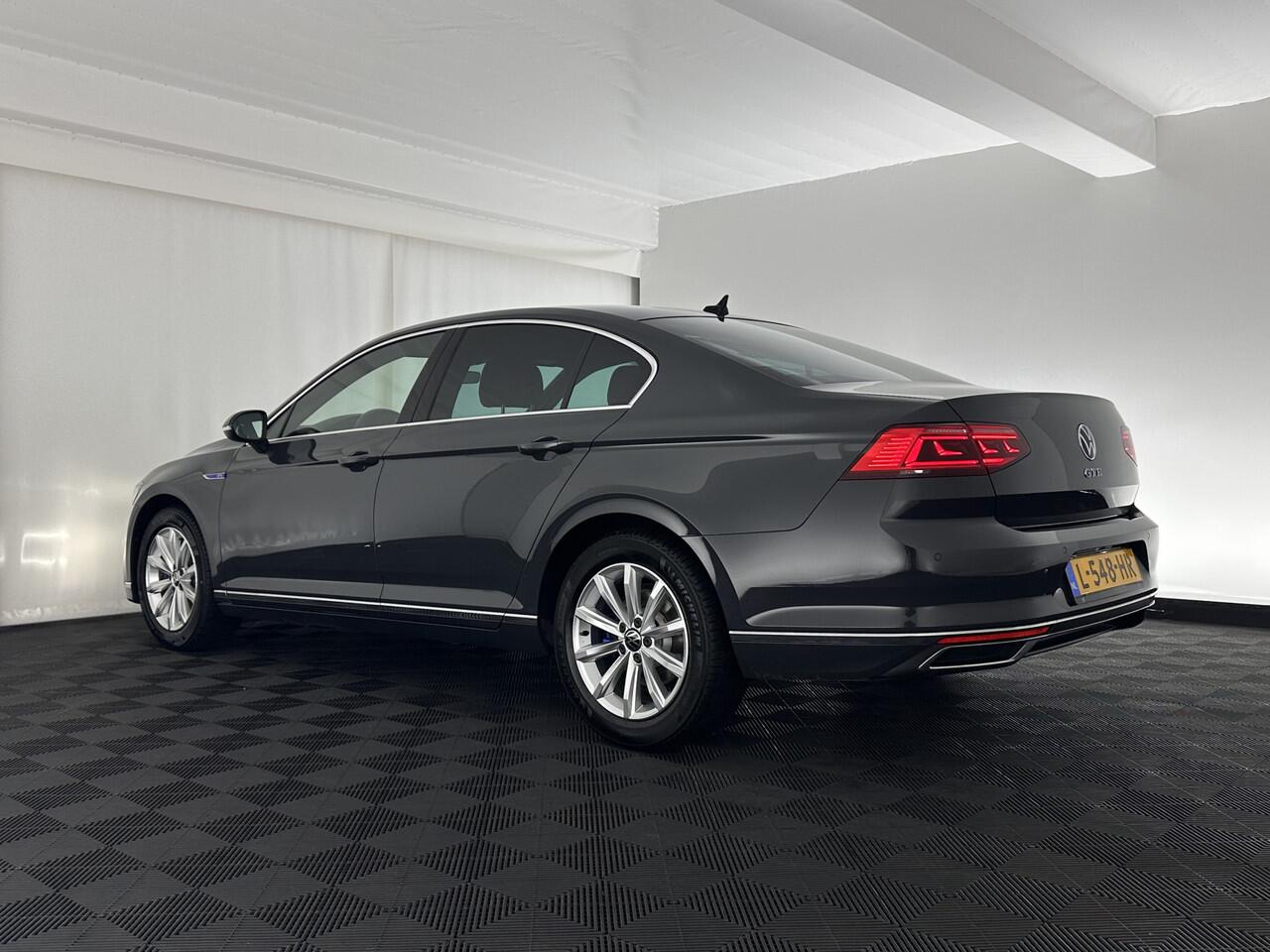 Volkswagen PASSAT 1.4 TSI GTE Business (Plug-In) (INCL-BTW) Aut. *FULL-LED | DIGI-COCKPIT | ADAPTIVE-CRUISE | NAVI-FULLMAP | KEYLESS | DAB+ | COMFORT-SEATS | SHIFTPADDLES | PRIVACY-GLASS | PDC | CAMERA | CARPLAY | 17''ALU*