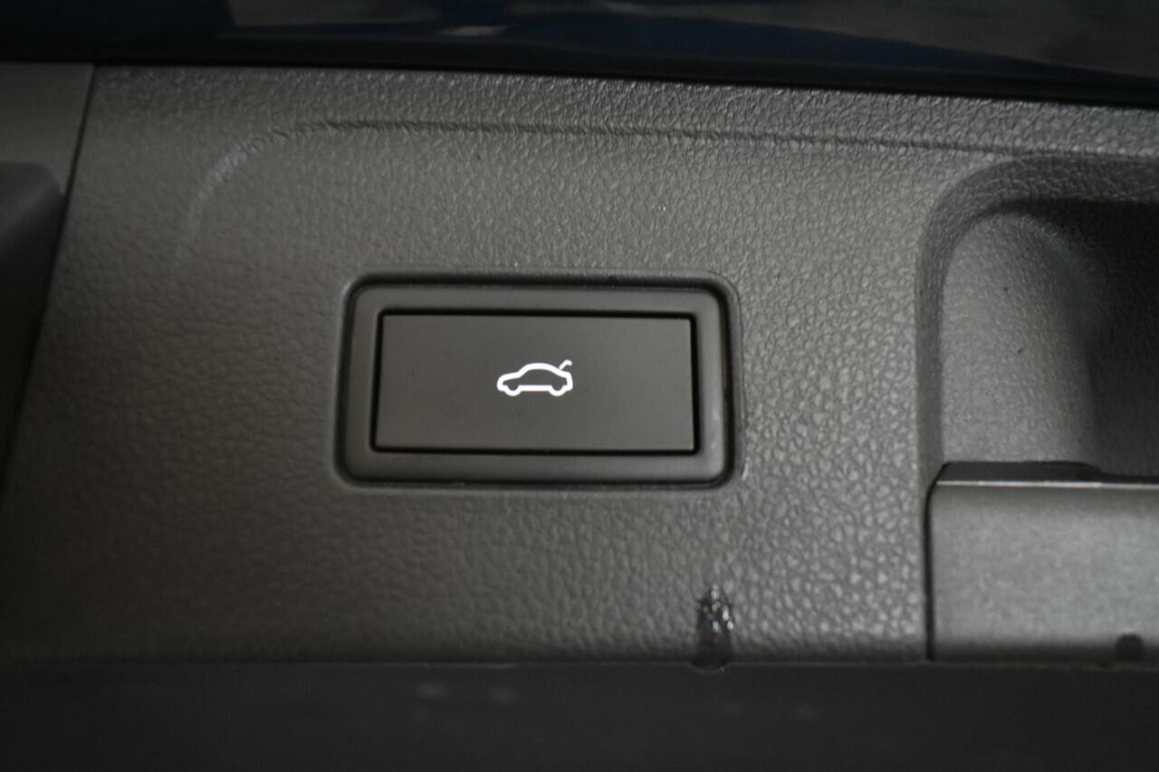 Volkswagen PASSAT GTE Head-up Disp Pano 360°Cam eLTrekh+aKlep Memo-seats Dhoek Det