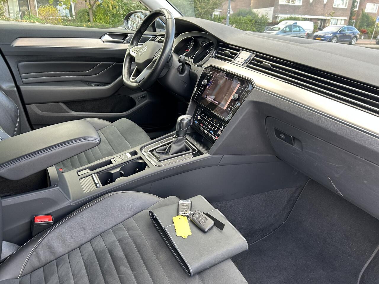 Volkswagen PASSAT Variant 1.5 TSI R-Line Business + van binnen en buiten in nieuwstaat!