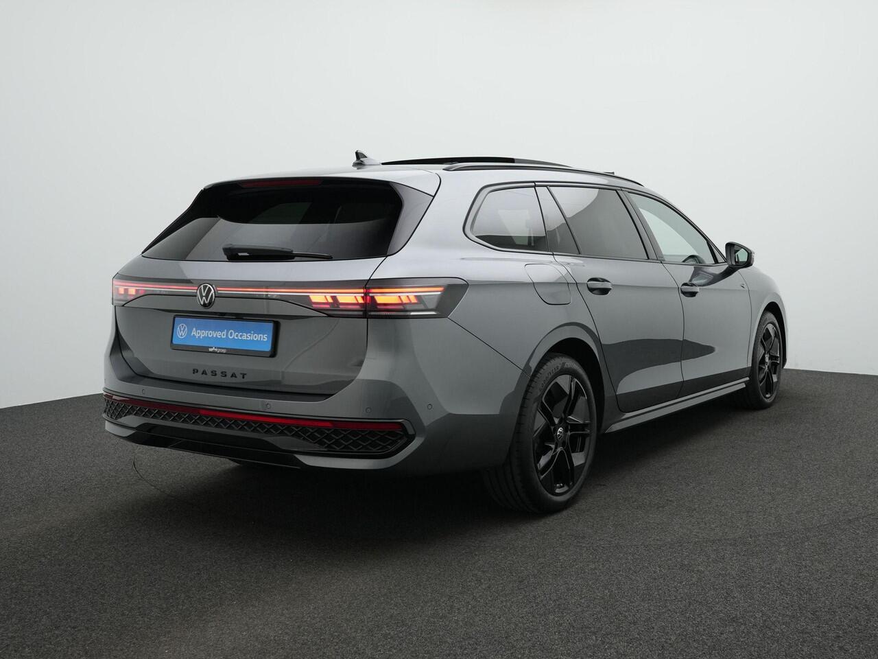 Volkswagen PASSAT Variant 1.5 eHybrid 272 pk DSG R-Line Edition | Panoramadak | Trekhaak | Adaptief onderstel | Head-up display | Rondomzicht camera | Harman/Kardon | IQ Light