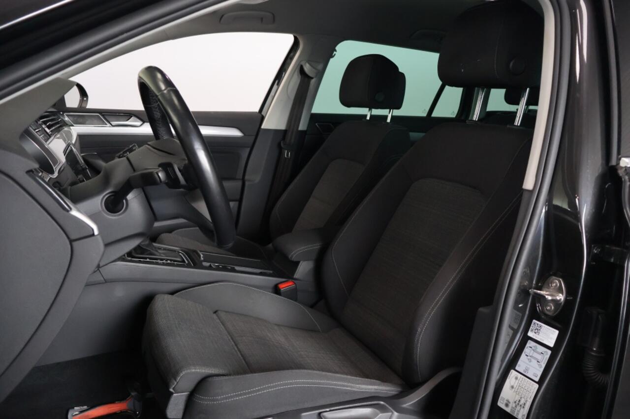 Volkswagen PASSAT 1.5 TSI Comfort Busines | Trekhaak | Navigatie | Camera | LED