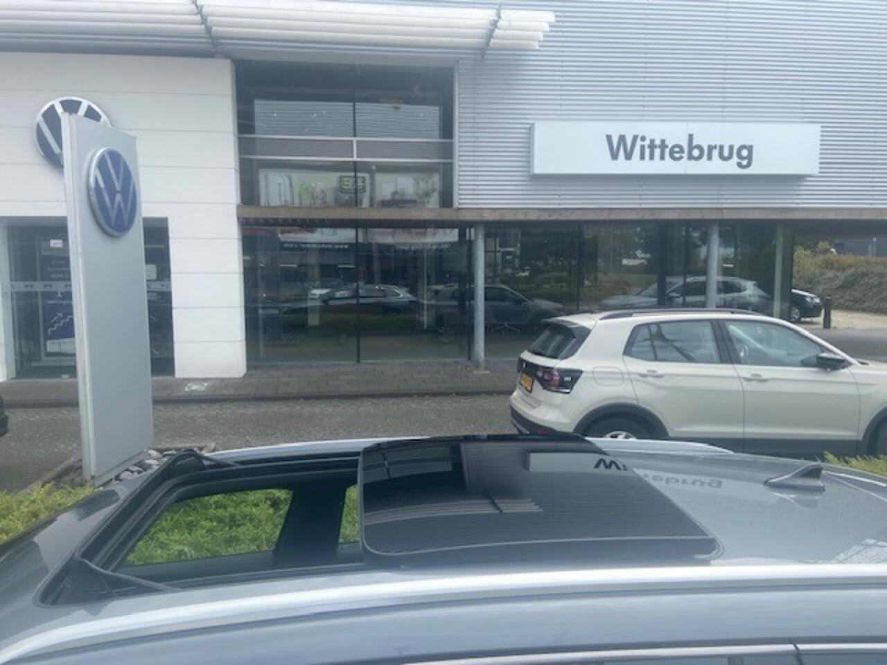 Volkswagen PASSAT Variant 1.5 eTSI R-Line Business / DSG/ Metallic/ Led/ Panoramadak/ Zwenkhaak/ Digitale Cockpit/ R Line Int + Ext/ Parkeersensoren/ 18 lmv