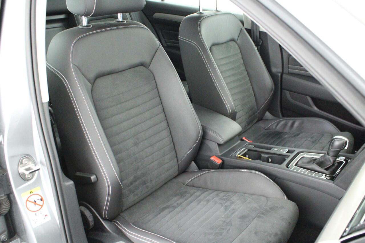 Volkswagen PASSAT Variant 1.5 TSI 150pk DSG Elegance Business + Camera Head-Up Virtual Cockpit Navigatie