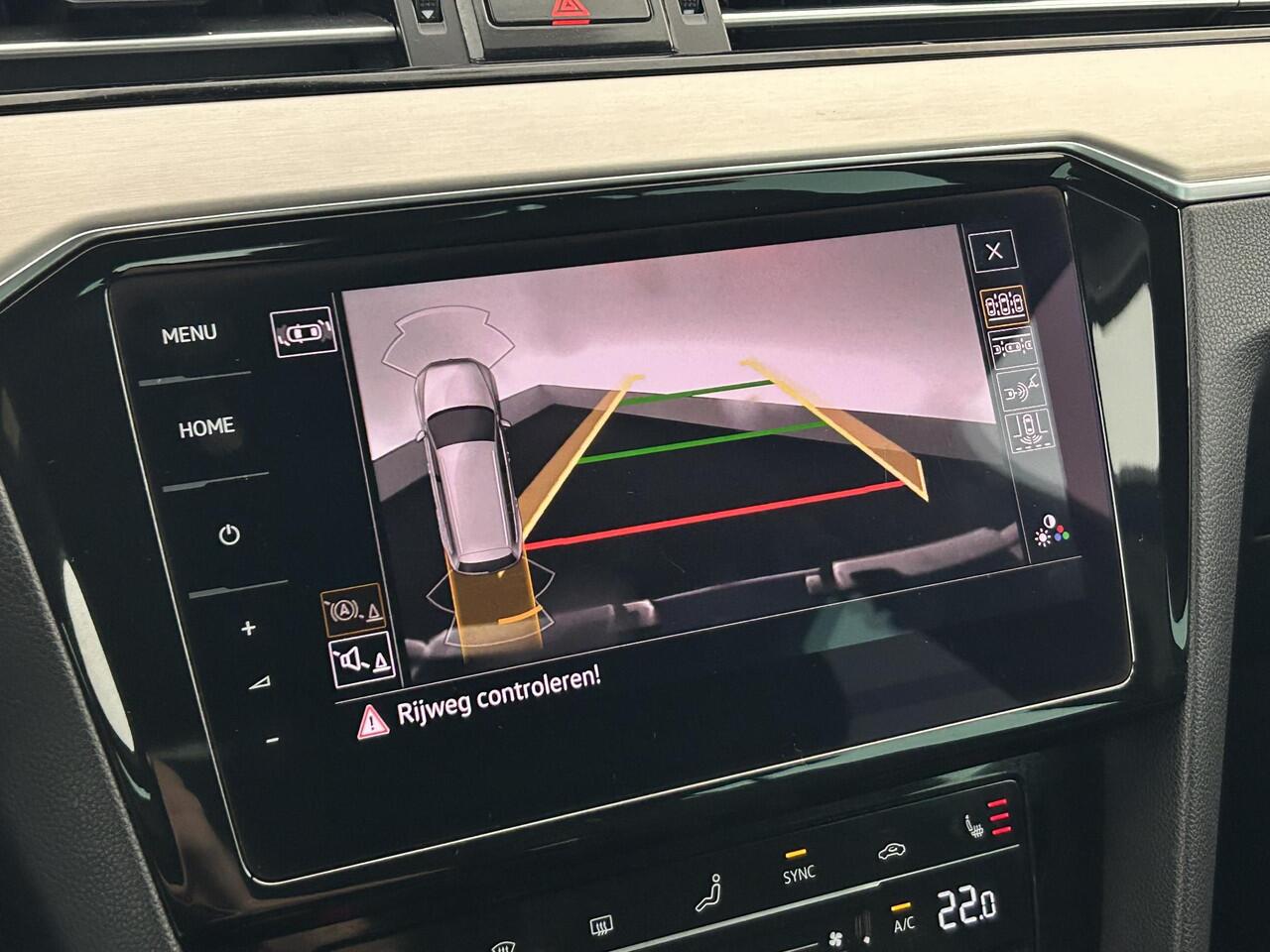 Volkswagen PASSAT Variant 1.5 TSI R-Line Business + Trekhaak Camera Keyless Stoelverwarming Virtual Cockpit Navigatie