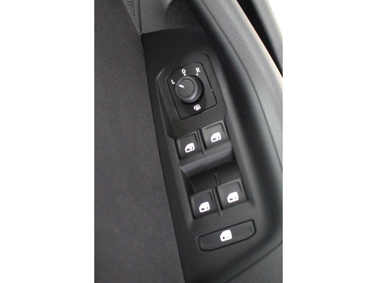 Volkswagen PASSAT Variant 1.5 TSI Business DSG Automaat Navigatie | Climate Control | Parkeersensoren | Lichtmetalen velgen