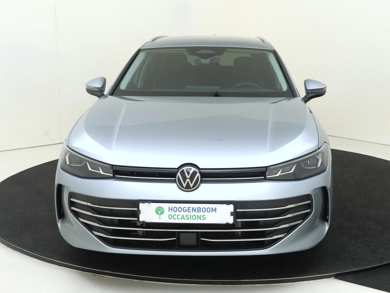 Volkswagen PASSAT Variant 1.5 eHybrid Business | SoH 100% | Trekhaak | Head-up display | Dodehoek detectie | Stoel- en stuurwielverwarming | Parkeerassistent | Navigatie | Adaptieve cruise control | Achteruitrijcamera |