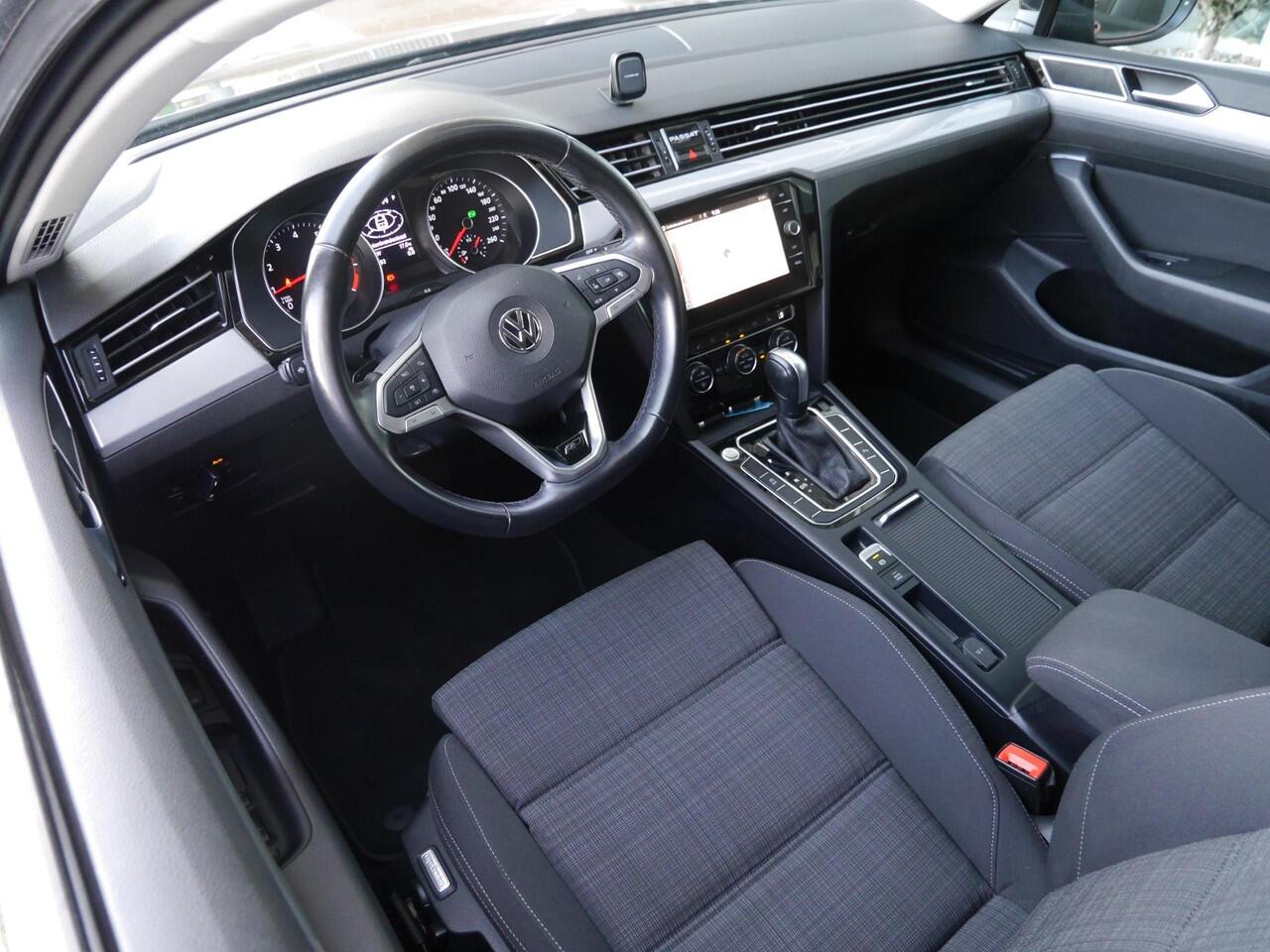 Volkswagen PASSAT Variant 1.5 TSI Elegance Business R | Automaat | Trekhaak | Navigatie | Stoelverwarming | Apple carplay | Parkeersensoren voor en achter | Climate control | Keyless entry en start