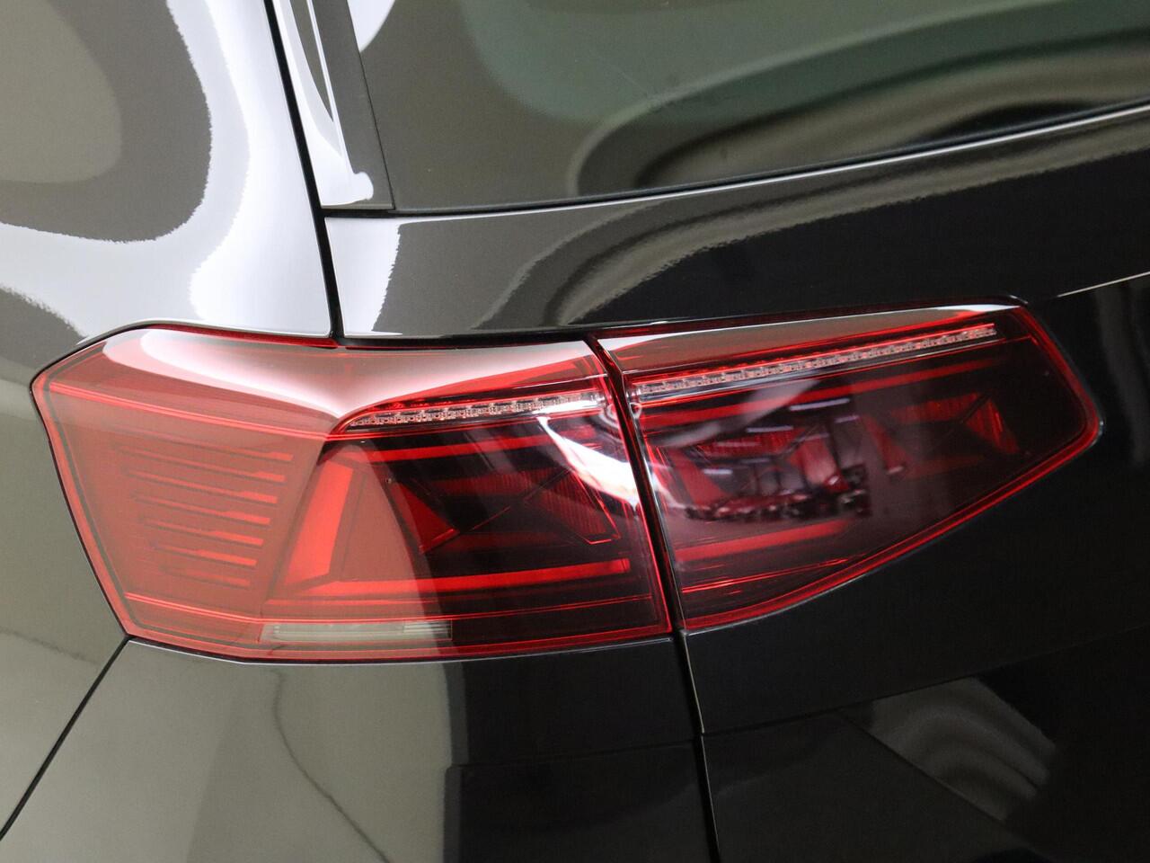 Volkswagen PASSAT 1.4 TSI PHEV GTE Business | Trekhaak | 360 camera | Head-up display | Standkachel | Parkeerasisstent | Keyless | LED matrix verlichting | Dodehoek detectie |