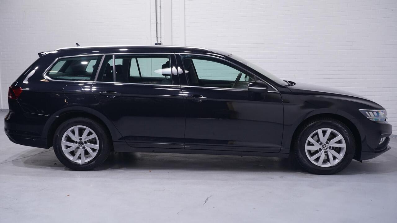 Volkswagen PASSAT Variant 1.5 TSI Business Wegklapbare trekhaak Navi Camera Apple Carplay Voorruitverwarming Virtual cockpit NAP Led koplampen Rijklaar!