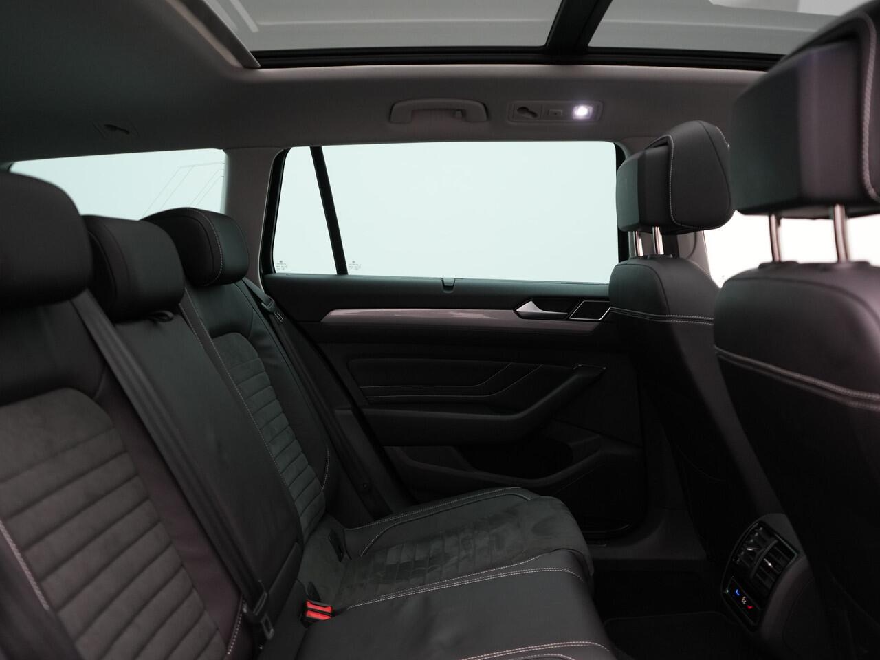 Volkswagen PASSAT Variant 1.4 TSI GTE Highline Plug In Hybrid 218pk Dealer O.H PHEV | Trekhaak Af Fabriek | Panodak | Adaptive Cruise | Camera | Alcantara Sportstoelen Massage & Verwarmd | Apple Carplay | Navigatie | Keyless | Virtual | DAB |