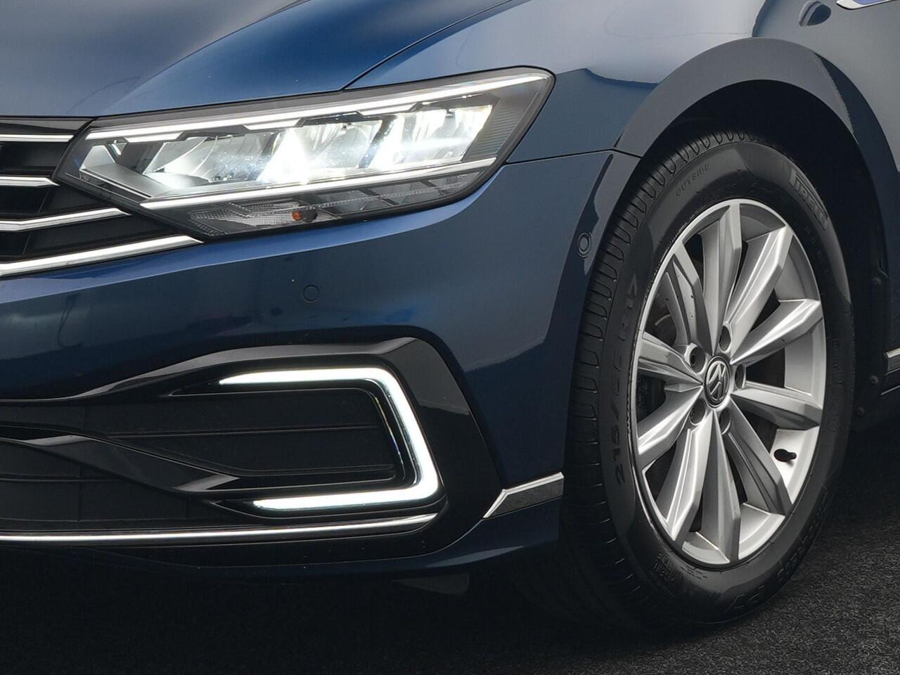 Volkswagen PASSAT Variant 1.4 TSI PHEV GTE Highline Plug In Hyrbid 218pk Dealer O.H PHEV | Panodak | Adaptive Cruise | Alcantara Sportstoelen Massage & Verwarmd | Apple Carplay | Camera | Virtual | Navigatie | Keyless | Blis | DAB |