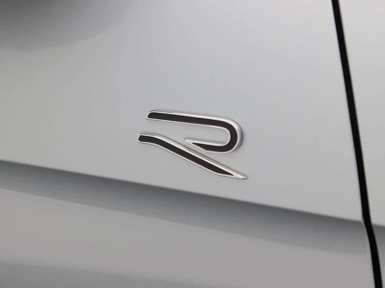 Volkswagen PASSAT Variant 1.5 eHybrid 272 Pk Automaat R-Line Edition | Trekhaak | Black Style | Panoramadak | Digitale Cockpit | Sporstoelen | Adaptive Cruise | Head-up | Carplay | 18 Inch | 13.658 Km!!