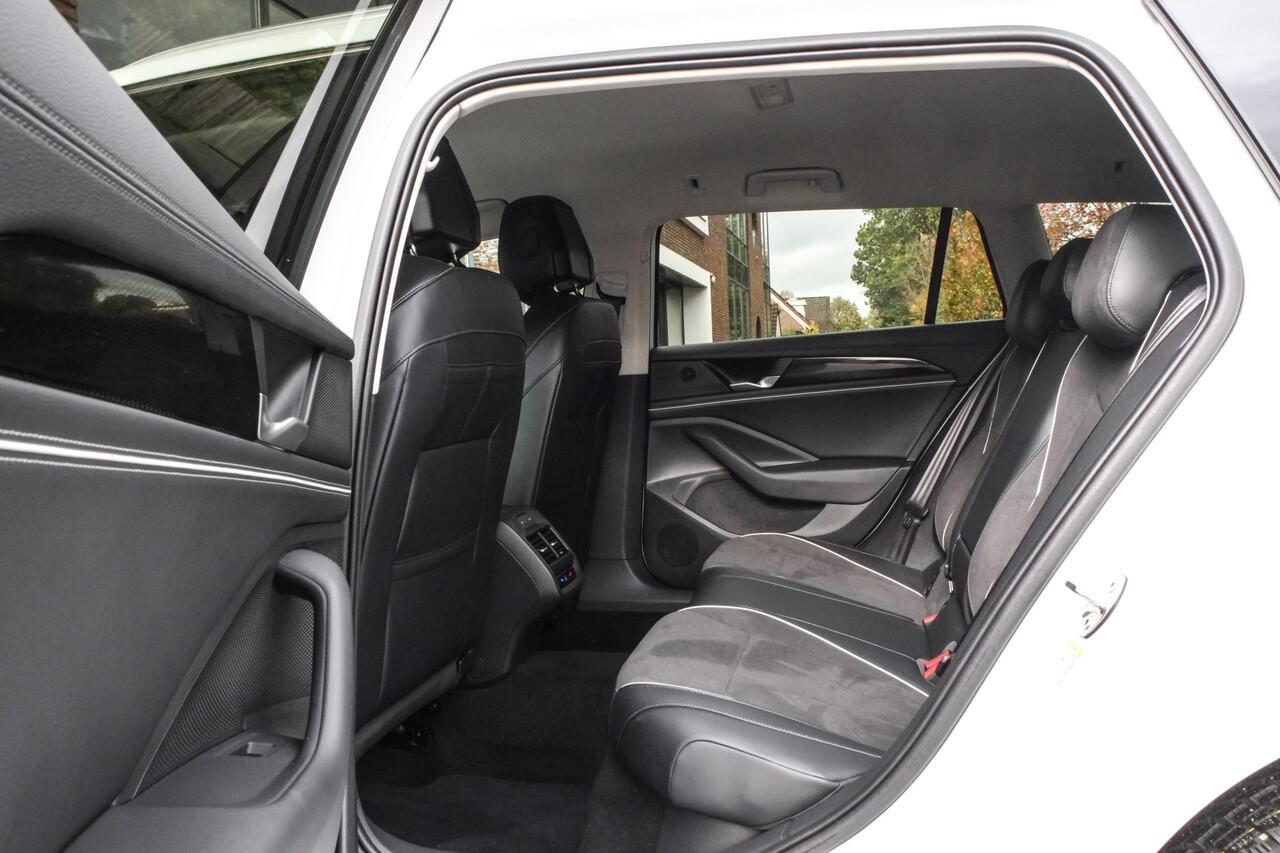 Volkswagen PASSAT Variant 1.5 eHybrid Elegance Business Trekhaak, Headup display, 360° Camera