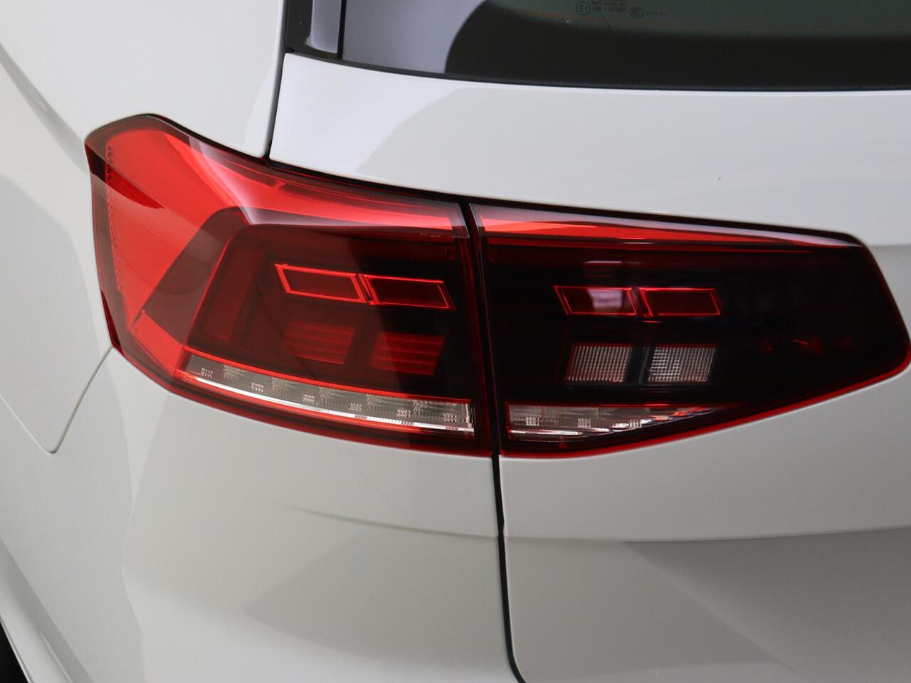 Volkswagen PASSAT Variant 1.4 TSI PHEV GTE | Navigatie | Adaptieve cruises control | Parkeersensoren | Keyless start | CarPlay | Bluetooth | Lane- en frontassist |