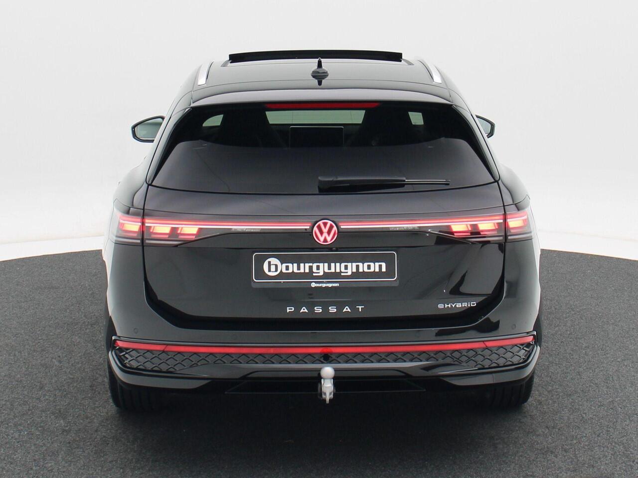 Volkswagen PASSAT R-Line Edition 1.5 eHybrid 204 PK | Panoramadak | Trekhaak | 360 Camera | Sportstoelen | Stoel- & Stuurverwarming |