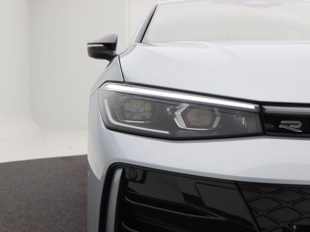 Volkswagen PASSAT Variant 1.5 eHybrid 272 Pk Automaat R-Line Edition | Trekhaak | Black Style | Panoramadak | Digitale Cockpit | Sporstoelen | Adaptive Cruise | Head-up | Carplay | 18 Inch | 13.658 Km!!