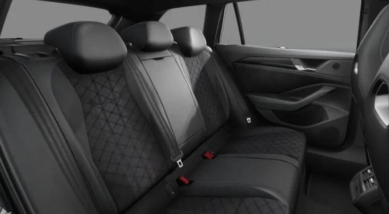 Volkswagen PASSAT Variant !!!¤ 5.000 Inruilpremie!!! 1.5 eHybrid R-Line Business *Black Style* !!!Profiteer ook van 5.000 euro inruilpremie!!!