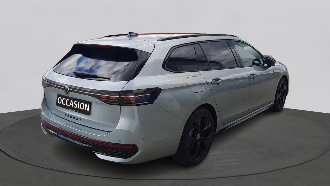 Volkswagen PASSAT Variant 1.5 eTSI R-Line Edition | Panoramadak | 19" | Demonstratieauto