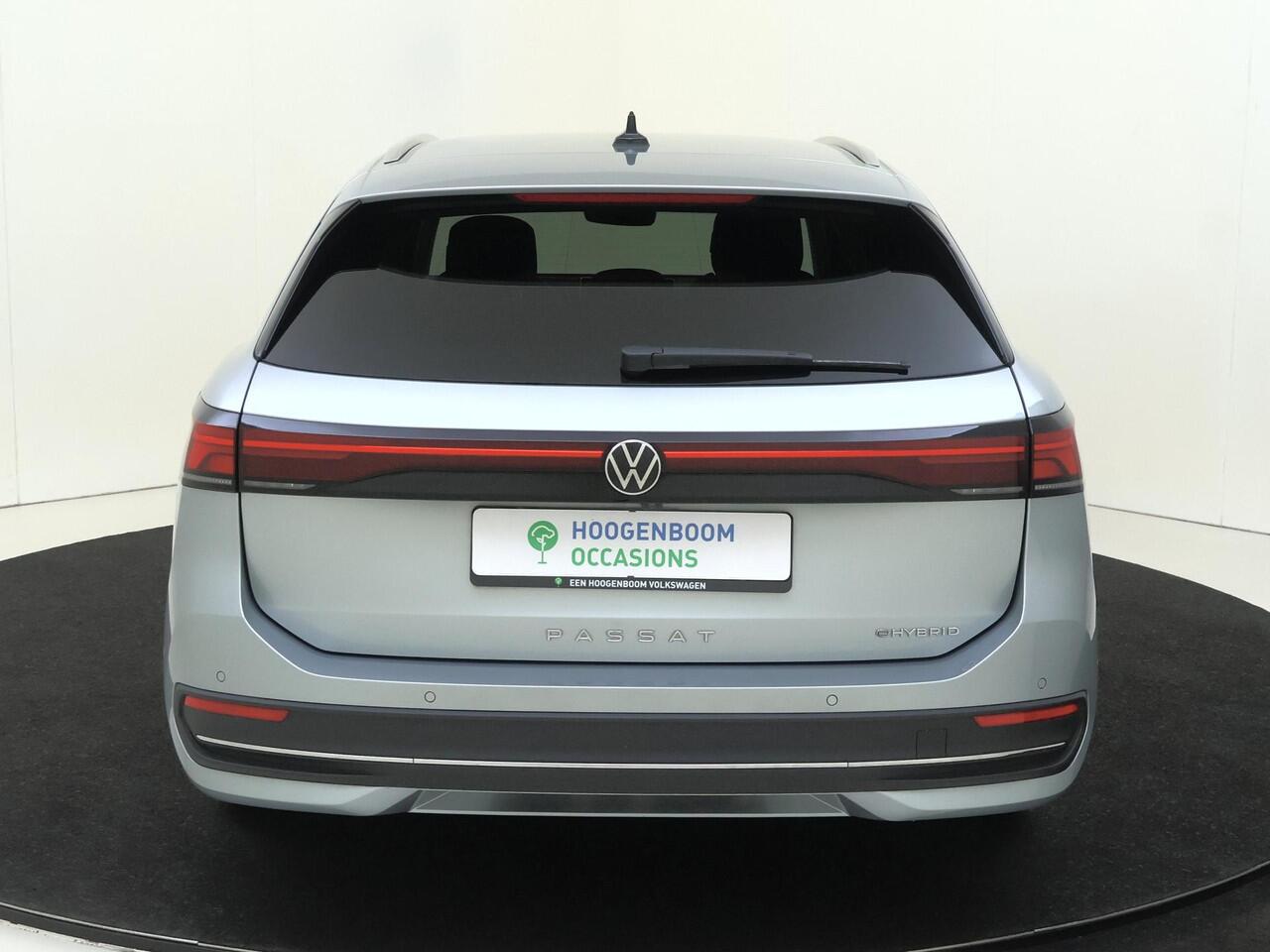 Volkswagen PASSAT Variant 1.5 eHybrid Business | SoH 100% | Trekhaak | Head-up display | Dodehoek detectie | Stoel- en stuurwielverwarming | Parkeerassistent | Navigatie | Adaptieve cruise control | Achteruitrijcamera |