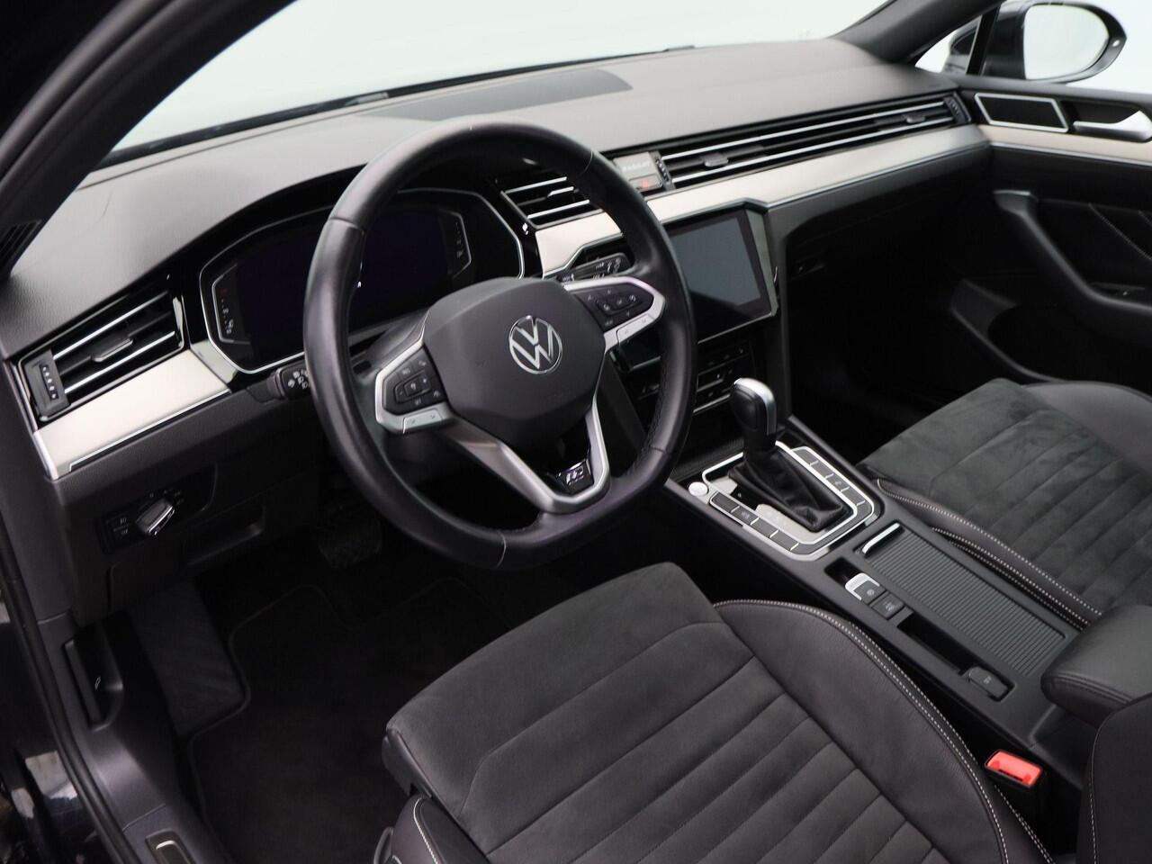 Volkswagen PASSAT Variant 1.5 TSi 150 Pk Automaat R-Line Business + | Panorama Dak | Carplay | Elektrische Achterklep | Stoel Verwarming | Leder Alcantara Bekleding | Full LED | 17 Inch | 53.430 km!!