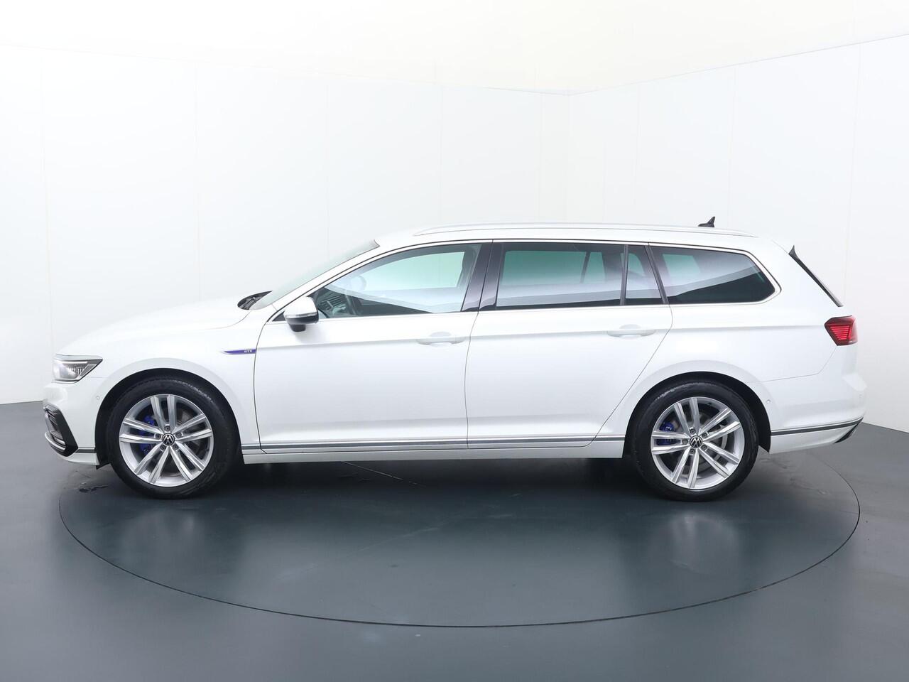 Volkswagen PASSAT Variant 1.4 TSI PHEV GTE Business | 218 PK | SoH 90% | Automaat | Trekhaak | Matrix LED koplampen | Navigatiesysteem | 18"LM velgen |