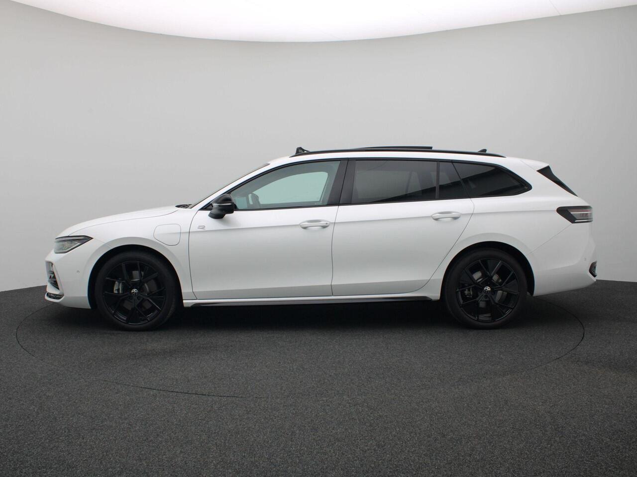 Volkswagen PASSAT Variant 1.5 eHybrid R-Line Business 272PK Trekhaak, 360 graden Camera, DCC, Harman & Kardon, Head-up Display, Leeds 19", Panoramadak, Elek. achterklep, LED-Matrix, Side assist, Keyless, Stoelverwarming voor + achter, Stuurwielverwarming