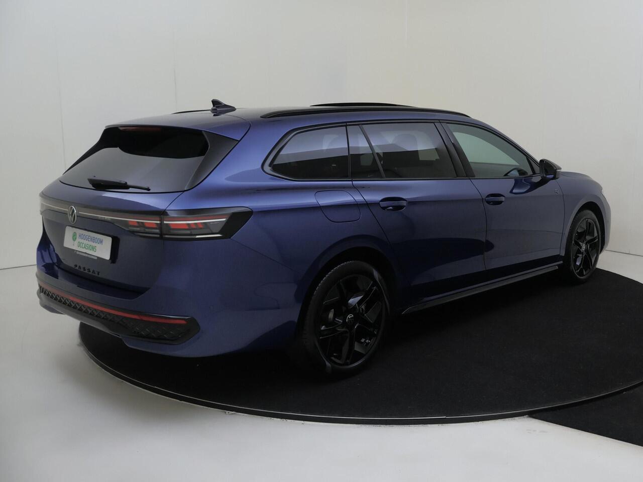 Volkswagen PASSAT Variant 1.5 eHybrid R-Line Edition | Panoramadak | Trekhaak | Black style | Harman/kardon audio | Head-up display | Stoelverwarming voor en achter | 360 camera | Parkeerasisstent |