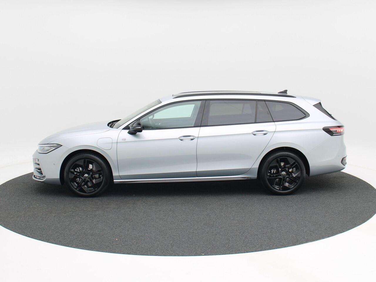 Volkswagen PASSAT Variant 1.5 eHybrid 272 Pk Automaat R-Line Edition | Trekhaak | Black Style | Panoramadak | Digitale Cockpit | Sporstoelen | Adaptive Cruise | Head-up | Carplay | 18 Inch | 13.658 Km!!