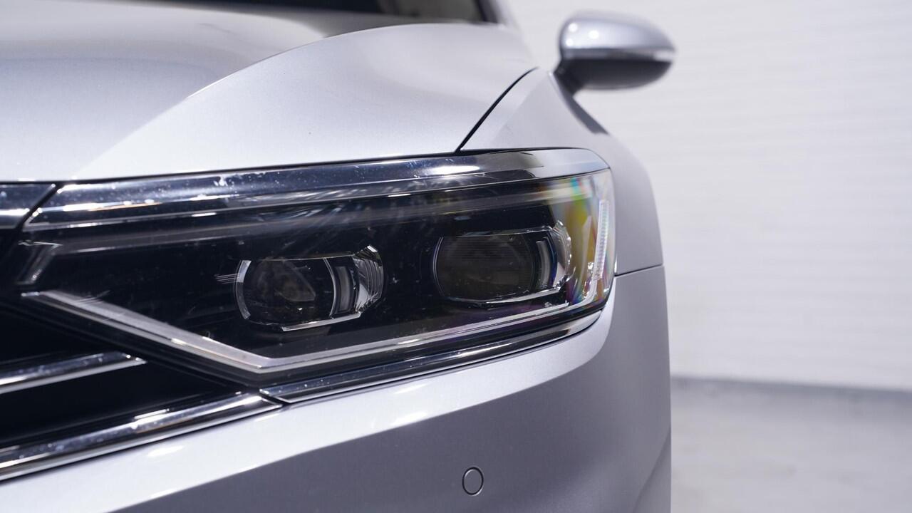 Volkswagen PASSAT 1.5 TSI R-Line Business + Rijklaar! Navi Stoel- en voorruitverwarming Led matrix Apple Carplay Camera 1e Eig. NAP