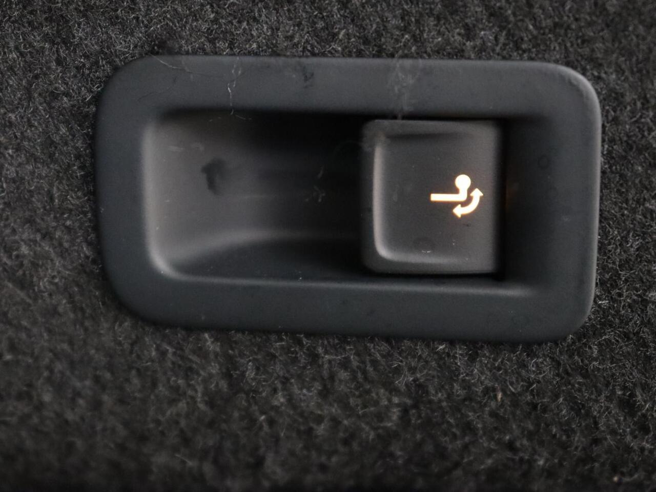 Volkswagen PASSAT 1.5 TSI R-Line | Panoramadak | Trekhaak | Matrix LED | Stoelverwarming | Adaptive cruise | Leder/Alcantara | Camera | Carplay | Keyless | Climate control | Parkeerhulp