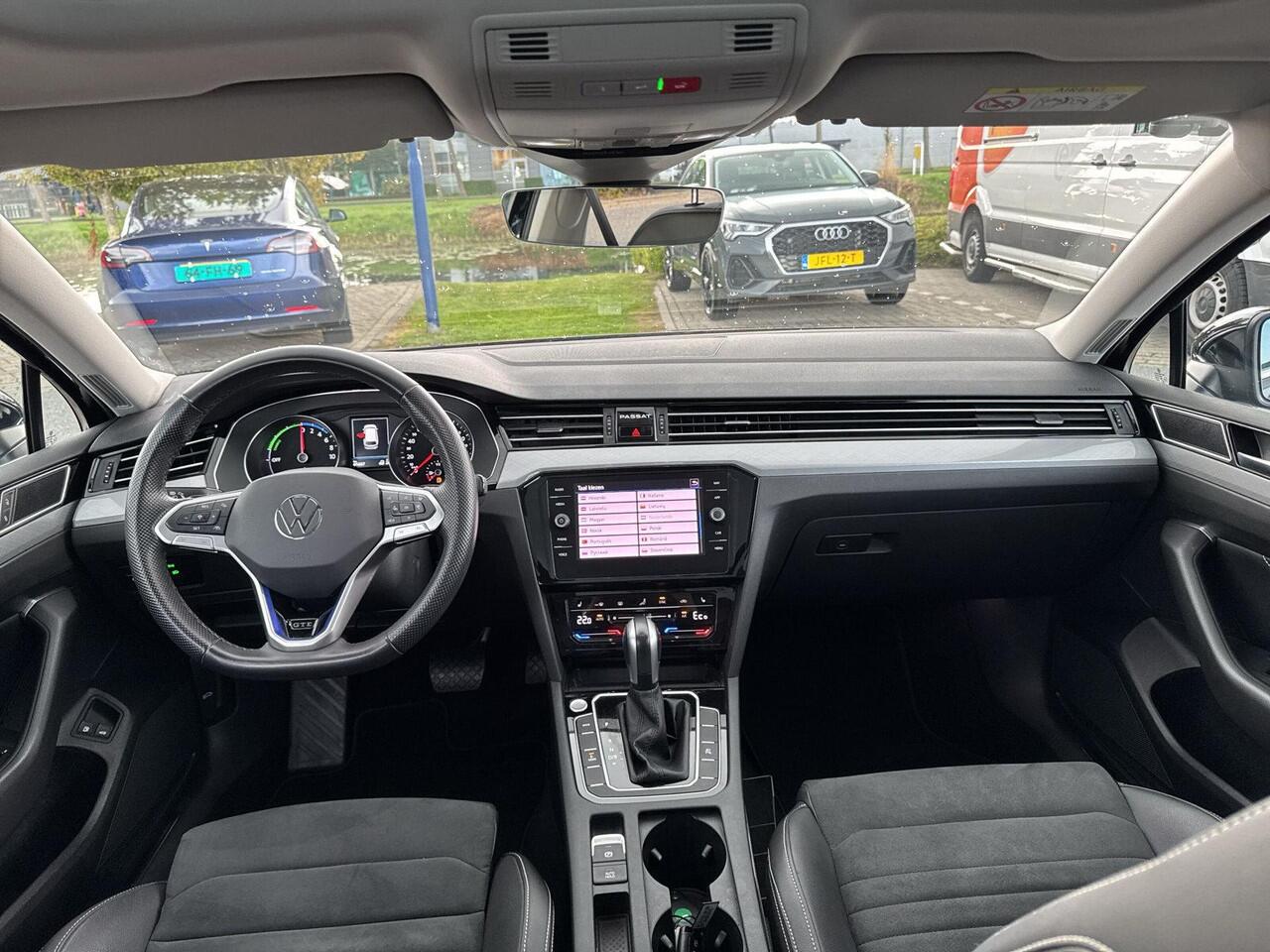 Volkswagen PASSAT Variant 1.4 TSI PHEV GTE Business | 218 pk | Pano Dak | Trekhaak | IQ Light | SOH 93% |