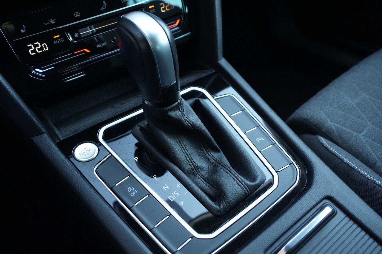 Volkswagen PASSAT Variant 1.5 eTSI Business 150pk Navigatie/Trekhaak/PDC