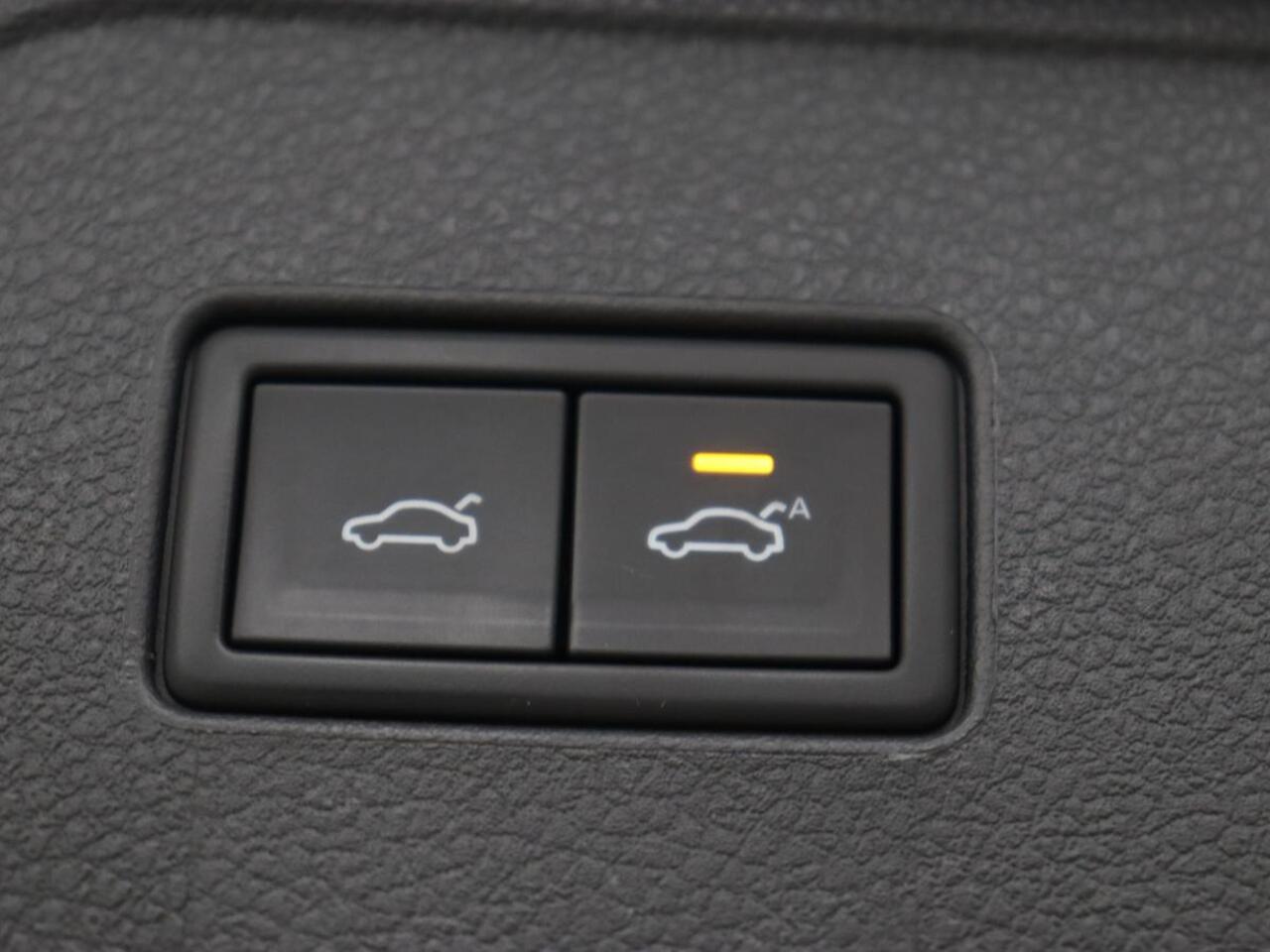 Volkswagen PASSAT 1.5 TSI R-Line | Panoramadak | Trekhaak | Matrix LED | Stoelverwarming | Adaptive cruise | Leder/Alcantara | Camera | Carplay | Keyless | Climate control | Parkeerhulp