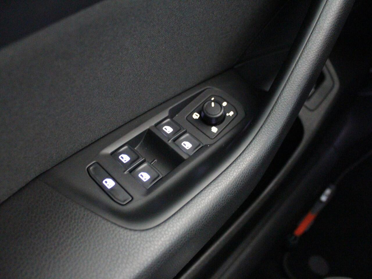 Volkswagen PASSAT 1.5 TSI Comfort Business | Dodehoek | ACC | Winterpack | Keyless |*