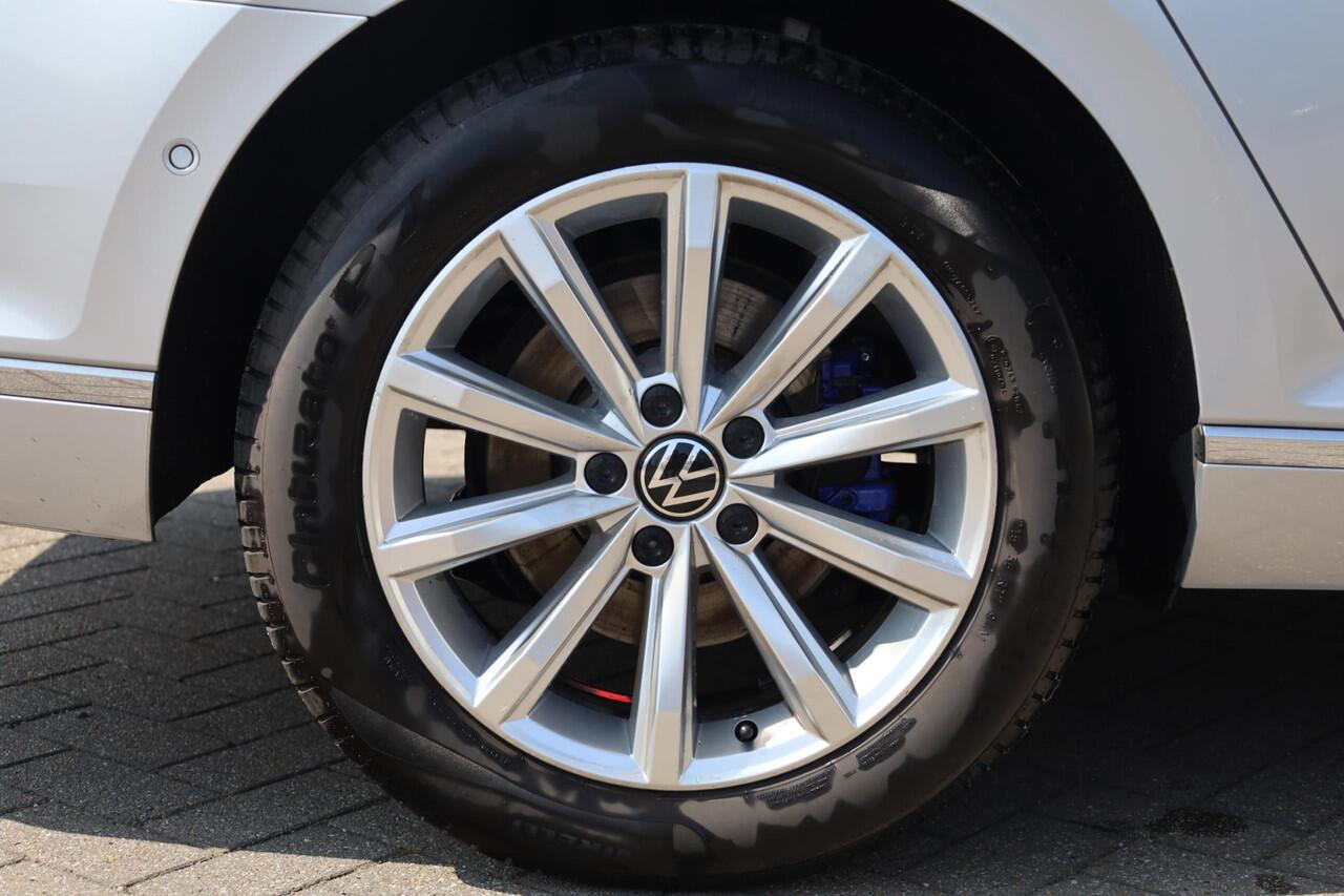 Volkswagen PASSAT Variant 1.4 TSI PHEV GTE Business 218PK / 160kW DSG, Digital Cockpit Pro (26cm), 60 maanden 100.000km garantie leder / alcantara bekleding, dodehoekdetectie (side assist), panoramadak, discover pro navigatie, verwarmbare voorstoelen, achteruitrijcamera (r
