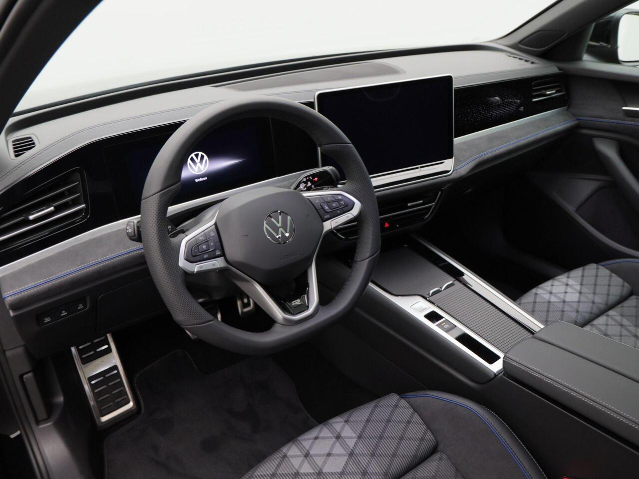 Volkswagen PASSAT R-Line Edition 1.5 eHybrid 204 PK | Panoramadak | Trekhaak | 360 Camera | Sportstoelen | Stoel- & Stuurverwarming |