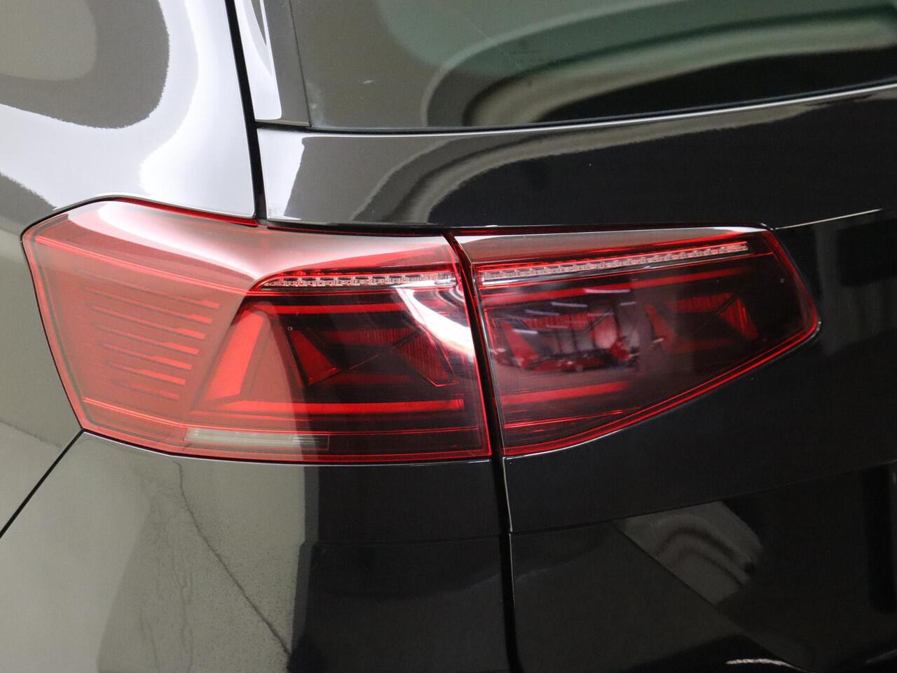 Volkswagen PASSAT Variant 1.4 TSI PHEV GTE Business | Digital cockpit Pro | 360 camera | Dodehoek detectie | Stoelverwarming voor en achter | Standkachel | Parkeerasisstent | LED matrix verlichting | Navigatie |